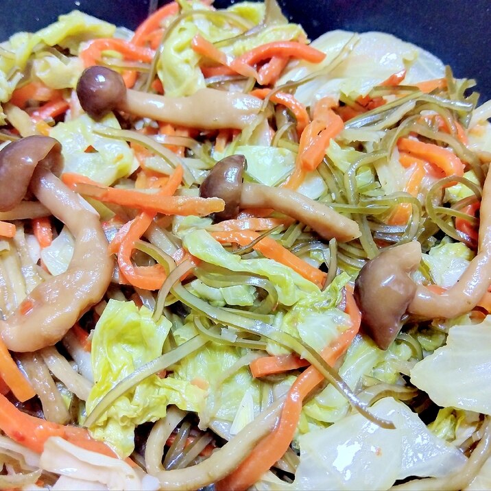 レタス切り昆布しめじ人参の蒸し焼き
